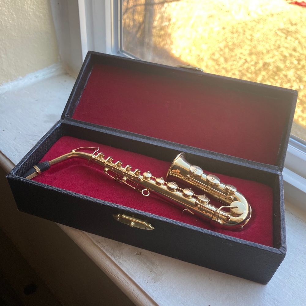 Saxophone figurine